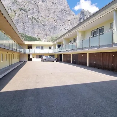 Salute Apartment *